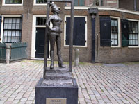 Statua u Amsterdamu sa natpisom "Postujte seksualne radnice sirom sveta"
